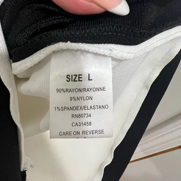 White bandage dress with short sleeves and buttons - Picture 5 of 5